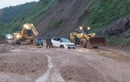 Un nuevo vehículo quedó atascado en medio del lodo que se encuentra sobre la calzada del kilómetro 90 de la vía Cuenca- Molleturo- El Empalme.