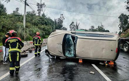 Un auto se volcó en la avenida Simón Bolívar y dejó un herido en el sector de la Universidad Internacional, en Quito.