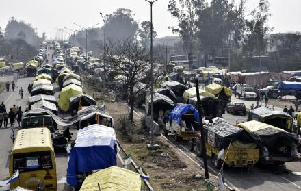 Los campesinos reanudan su masiva marcha a Nueva Delhi entre fuertes medidas de seguridad