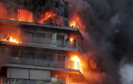 Un gran incendio devora un edificio de viviendas en la ciudad española de Valencia