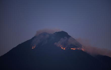 El incendio del volcán de Agua en Guatemala consume 50 hectáreas de bosque