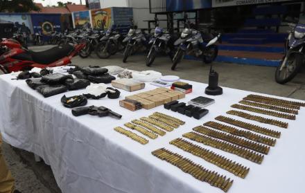 Los cinco detenidos en ambos casos , al igual que las evidencias, fueron presentados en el cuartel modelo, en el norte de Guayaquil.