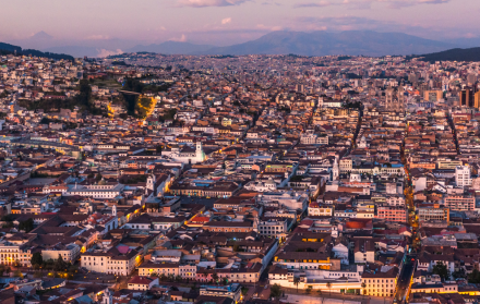 Quito es una de las ciudades donde rige el toque de queda.