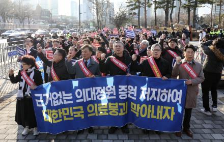 Más médicos surcoreanos se suman a la huelga pese al mensaje indulgente del Gobierno