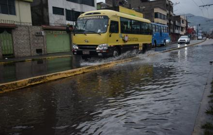 Desde El Recreo se reportaron cuatro alertas de inundaciones, durante las fuertes lluvias en Quito.