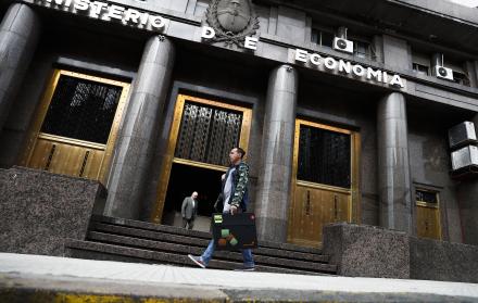 Milei intenta sacar a Argentina de crisis inédita, pero los consumidores están al límite