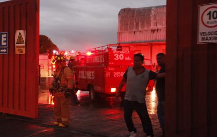 Unidades del cuerpo de bomberos de varias localidades acudieran al sitio para extinguir el fuego.