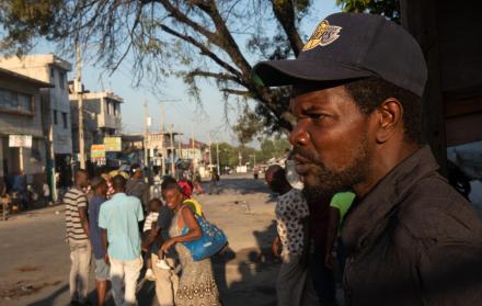 Personas caminan cerca a la Penitenciaría Nacional este domingo, en Puerto Príncipe (Haití). .