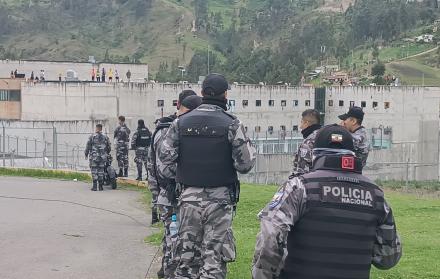 Personal policial resguardando la cárcel de Turi.