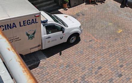El vehículo de Medicina Legal se detuvo en uno de los parqueaderos de la Asamblea, tras la muerte de un joven funcionario.