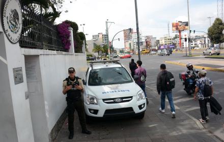 Vigilancia. Agentes de la Policía resguardan los accesos de la Embajada para evitar el escape de Glas.
