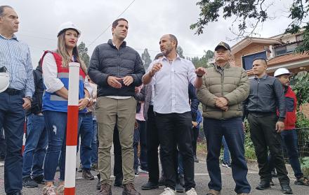 El ministro de Obras Públicas, Roberto Luque; y el prefecto de Azuay, Juan Cristóbal Lloret recorrieron la vía Cuenca- Molleturo e inauguraron el inicio de las obras de bacheo en la autopista Medio Ejido- Sayausí.
