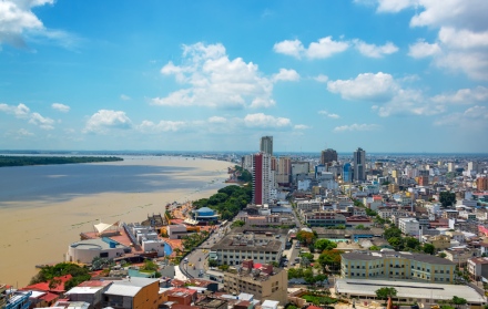 Guayaquil es una de las ciudades donde rige el toque de queda.