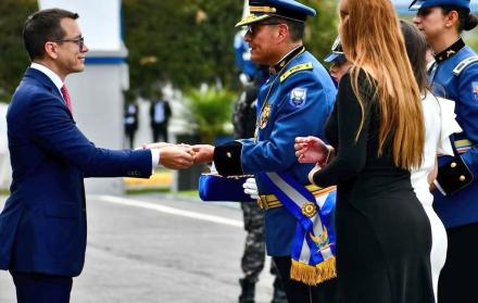 Daniel Noboa fue condecorado por el comandante de la Policía, César Zapata, durante el evento en la Escuela Superior General Enríquez Gallo, en Quito.