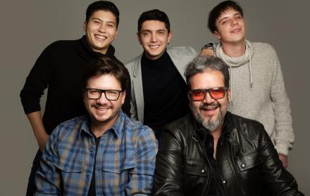 Santiago Paladines con Con su equipo de actores Francisco Pazmiño, Daniel Calvopiña, Gabriel Haedo y Jonathan Dávalos.