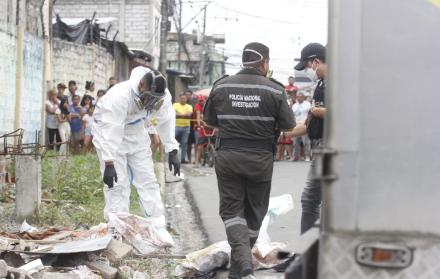 Miembros de criminalística llegaron hasta donde se encontraba el cuerpo desmembrado.