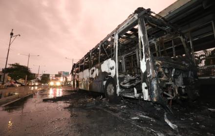 En menos de un mes, un segundo bus de la Metrovía se incendió en la av. 25 de Julio