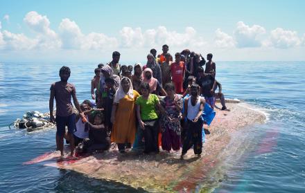 Indonesia rescata un barco con 69 rohinyás frente a sus costas