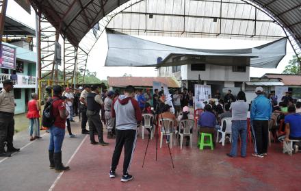 En la plaza central de Palo Quemado se realiza la consulta ambiental bajo un amplio resguardo policial.