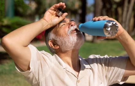 Las personas de la tercera edad deben hidratarse adecuadamente en esta época de altas temperaturas