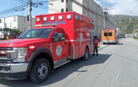 Imagen referencial. Los paramédicos de los Bomberos brindaron atención médica a los heridos por los siniestros en Quito.