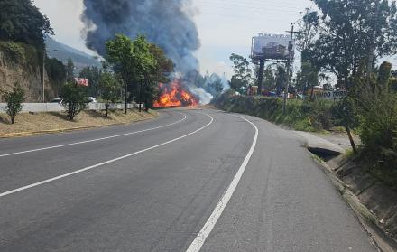 Un tanquero se volcó e incendió en la avenida Simón Bolívar, a la altura de la Ruta Viva, nororiente de Quito.