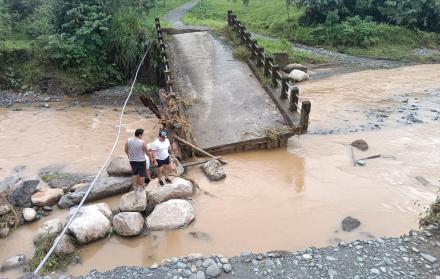 Las fuertes lluvias un puente colapso en su totalidad