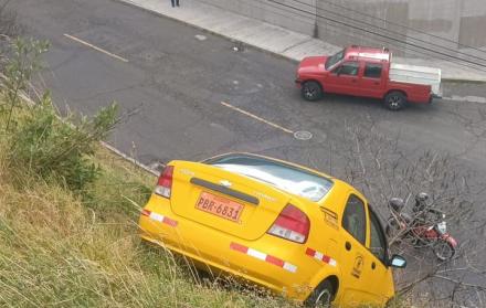 El taxi cayó por una pendiente, frente al estadio de Liga, en el norte de Quito.