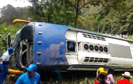 El bus interprovincial cayó a un abismo, cuando circulaba por la vía Alóag- Santo Domingo.