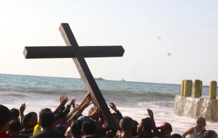 La tradición del Baño de la Cruz en Ballenita empezó desde el martes 6 de abril de 1971