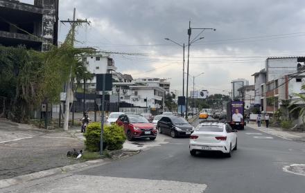 Campaña. Vehículos con el rostro del primer mandatario circulan por el norte de Guayaquil.