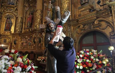 Preparativos. Los fieles se acercaron a donar flores para las imágenes que serán parte de la procesión Jesús del Gran Poder.