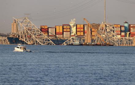 Una grúa trabaja junto al buque de carga Dali, con secciones derribadas del puente Francis Scott Key, este viernes en Baltimore, Maryland, EE.UU..