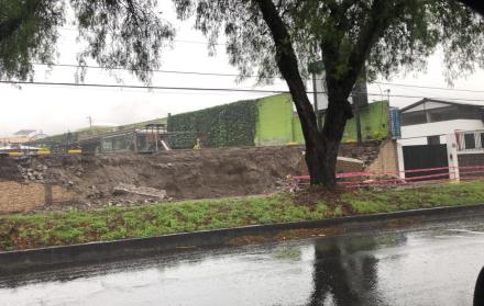 Pedazos del muro cayeron sobre la avenida Manuel Córdova Galarza, tras el colapso de la estructura.