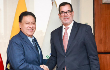 Jaime Otton Bernabé Erazo (izquierda) es el nuevo director general del Instituto Ecuatoriano de Seguridad Social (IESS). Lo saluda el presidente del Consejo Directivo, Eduardo Peña.