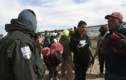 Trifulca entre migrantes y agentes en la frontera entre México y Estados Unidos