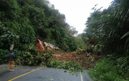 Un bus interprovincial quedó atrapado por un derrumbe, cuando viajaba por la vía Calacalí- La Independencia.