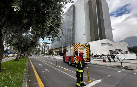 Un equipo de los Bomberos bloqueó el paso en los accesos al Complejo Judicial Norte, en Quito.