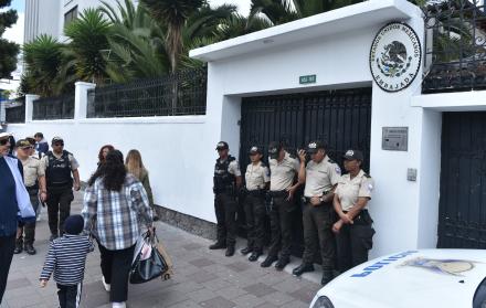 Miembros de la Policía vigilan permanentemente los accesos a la Embajada de México en Quito.