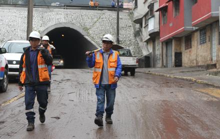 Los residentes de La Gasca y trabajadores municipales aún realizan la limpieza del fango que dejó el aluvión.