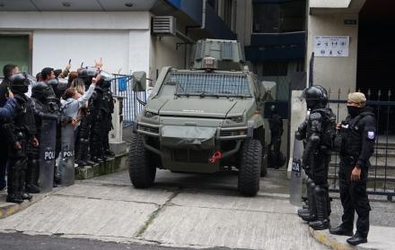 Jorge Glas sale en el interior de un vehículo militar  blindado custodiado por policias y militares