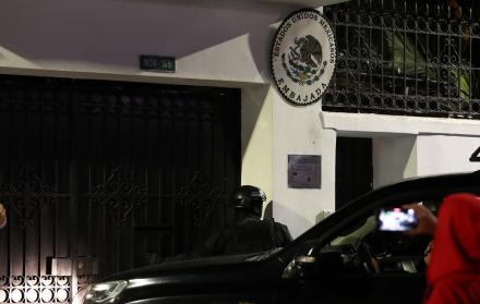 Integrantes de un cuerpo élite de la Policía ecuatoriana irrumpen en la Embajada de México.