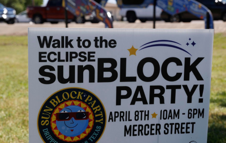 Una pancarta anuncia una 'fiesta del eclipse solar'