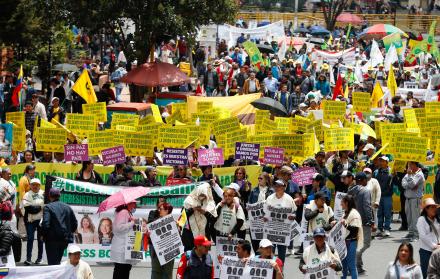 Miles de personas marchan en Colombia a favor de las reformas del Gobierno