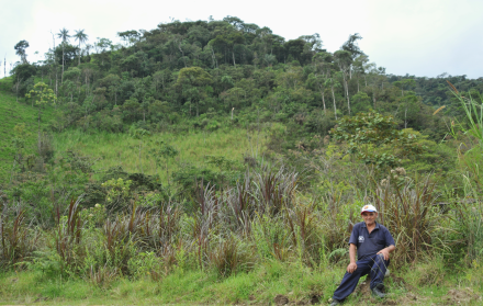 José Jiménez, de 81 años, posa delante del bosque que desde hace quince años protege.