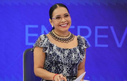 La presidenta del CNE, Diana Atamaint, durante la entrevista con Teleamazonas.