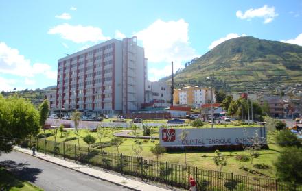 Un hombre difundió el video del robo al vehículo de un paciente, que habría ocurrido en el Hospital Enrique Garcés, sur de Quito.