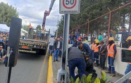 En un acto simbólico la tarde del 16 de abril se retiró el radar de la avenida Bolivariana en Ambato.