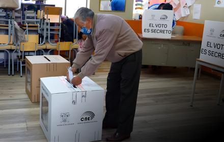 Las personas mayores a 65 años son parte del voto facultativo, según la norma electoral.