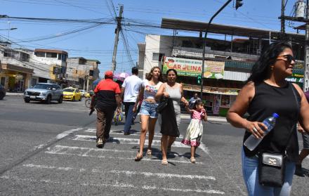El intenso calor en Machala, hizo que los restaurantes pierdan ventas al no poder prender sus aires acondicionados.